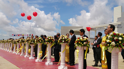 President Shimizu conducting a tape cutting in the opening ceremony (Right)