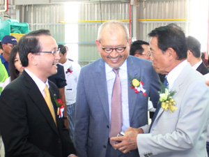 Visit to Koyo Radiator Factory From left/President Shimizu, Chairman Ejiri from Koyo Radiator, Deputy Prime Minister Aso