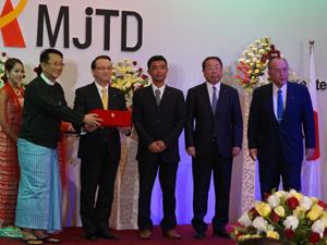 President Shimizu being awarded a celebratory gift 
From the left: Mr. Thein Han, Chairman of MJTD 
Mr. Shimizu, President of Penta-Ocean
Mr. Sakai, Project Manager,
Mr. Kimata, President of Kubota Corp., 
Mr. Maeda, President of Kinden Corp. 
